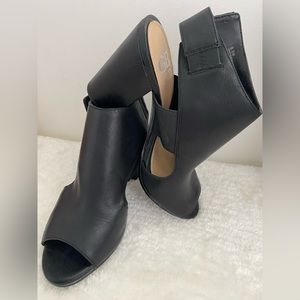 GIANNI BINI Black Leather Sandals - Size 8.5